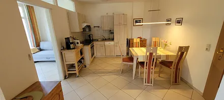 Küche mit Spülmaschine u. großzügigem Eßplatz, Blick aufs Balkonzimmer