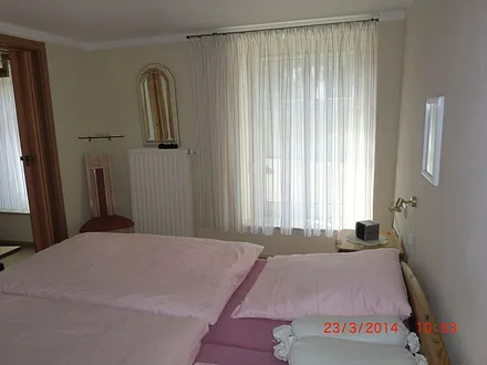 Schlafzimmer mit Doppelbetten 