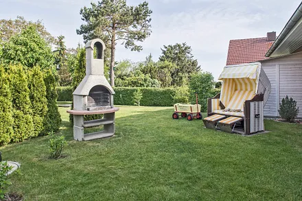 Garten mit Strandkorb, Grillkamin und Sandkasten
