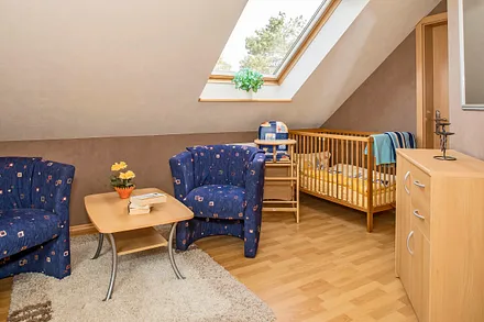 Schlafzimmer III, OG mit Sitzecke und Babybett