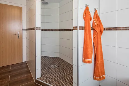 Bad im OG, Grosszügiger Duschbereich