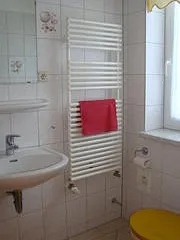 Bad mit Dusche und Fussbodenheizung