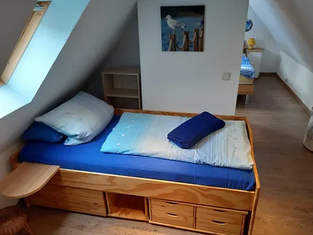 Einzelbett mit Ablagen