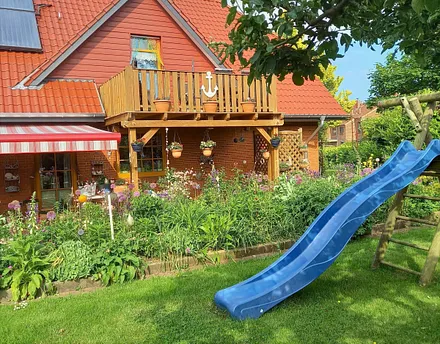 Balkon und Spielplatz in Süd-West-Lage