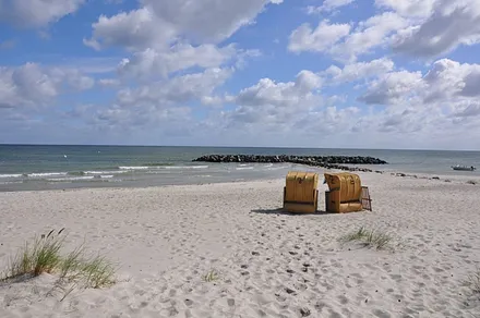 Am Schönberger-Strand erwarten Sie 2 priv.Strandkörbe.Feiner Sand zum Spielen und es geht flach ins Wasser hinein