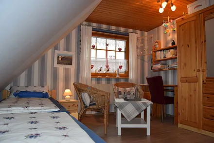 2.Schlfz.mit 2 Einzelb.Korbsesselgr.und Schreibtisch