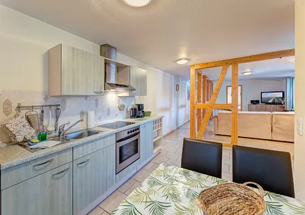 Küchenzeile mit Essplatz