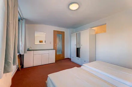 Schlafzimmer mit Doppelbett