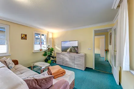 Wohnzimmer mit Flat-TV und W-LAN