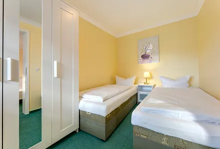 Schlafzimmer 2 mit 2 Einzelbetten und Kleiderschrank