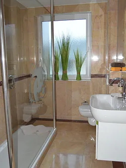 Marmorbad mit Walk-In-Dusche und WC