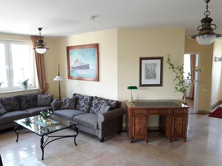 Sitzecke mit schönem Sekretär