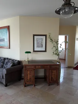 Die Wohnung wurde mit hochwertigem Marmor verlegt.