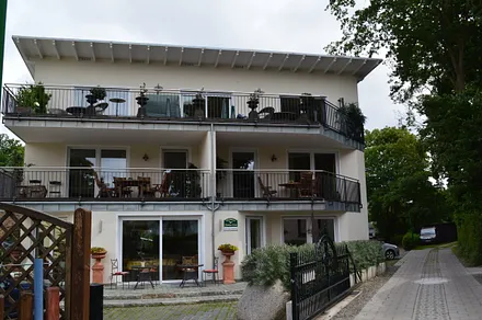 Südansicht des neuen Gebäudes, indem sich im 1. Obergeschoß die Ferienwohnung befindet.