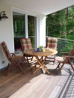 Gartenmöbel auf dem großen Balkon der Ferienwohnung.