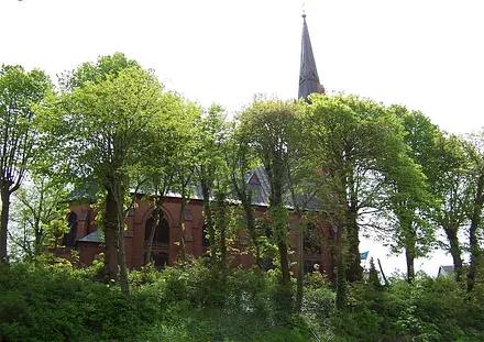 Vom Balkon aus hat man den Blick auf den begrünten Kirchberg und der Zinnowitzer Kirche.