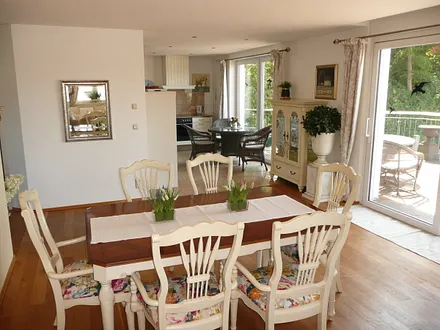 großer Eßtisch mit Blick in die Küche