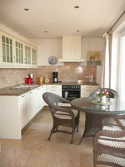 große Küche mit Geschirrspüler, E-Herd, Kühlschrank und Gefrierfach