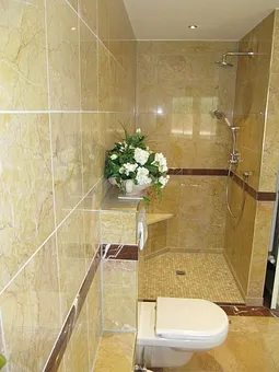 großzügige und ebenerdige Dusche