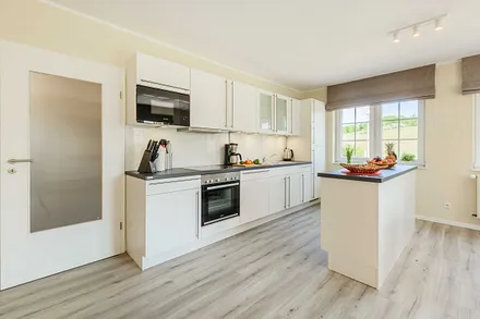 Küchenzeile mit Backofen