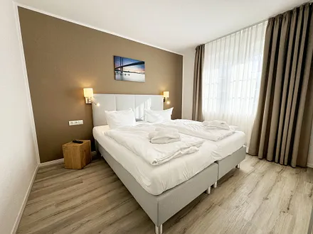 Schlafzimmer mit Boxspringbett