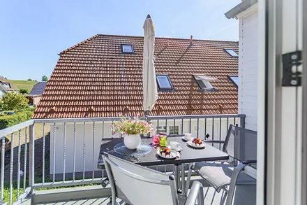 bestuhlter Balkon in ruhiger Lage