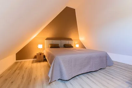 erstes Schlafzimmer mit Doppelbett