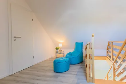 erstes Schlafzimmer mit Sitzsack zum Entspannen