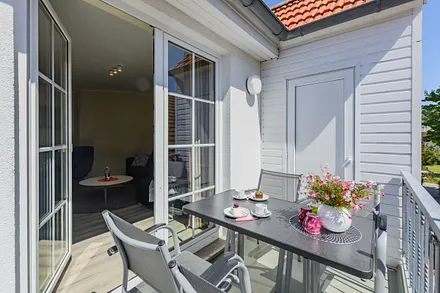 bestuhlter Balkon in ruhiger Lage