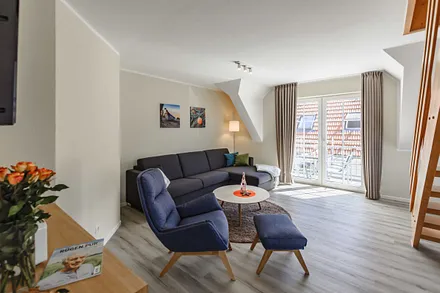 Wohnzimmer mit Couch und Sessel