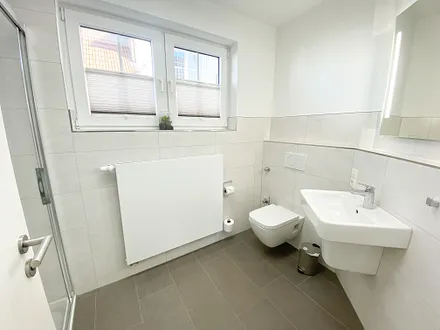 Badezimmer mit Waschbecken und WC