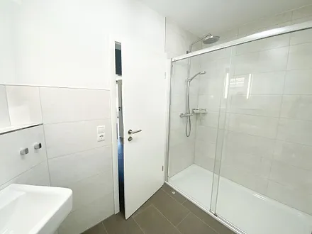 Badezimmer mit Waschbecken und WC