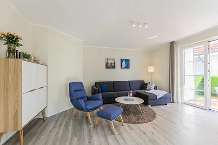 Wohnzimmer mit Couch und Sessel
