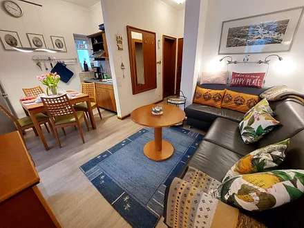 Das neue, hochwertige Leder-Sofa in Form einer großzügigen Wohnlandschaft erfüllt sowohl den Anspruch an bequemen Sitzkomfort, als auch eine vollwertige Schlaffunktion für die 3. und 4. Person