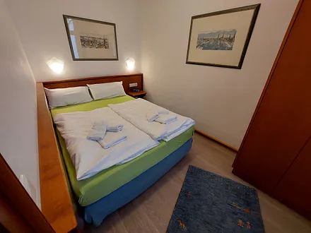 Schlafzimmer mit einem französischem Bett in der Größe 140 x 200 cm