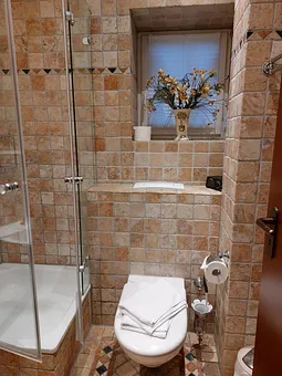 Duschbad in Antikmarmor mit Fenster