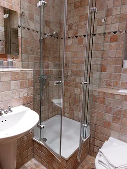 Duschbad in Antikmarmor 