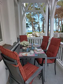 Auf dem ca. 10 m² großen, für vier Personen möblierten, seitlich gelegenen Balkon mit einem bezaubernden Ostseeblick, können bis zu vier Personen jeden Tag beim Frühstücken genießen. 