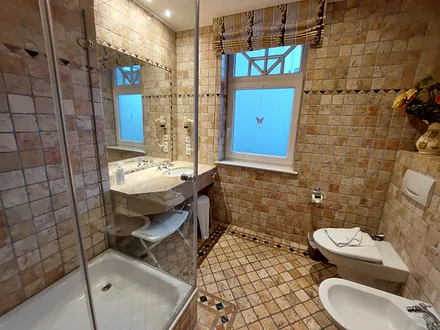 Badezimmer-1 in Antikmarmor mit Dusche und Bidet; mit separatem Zugang vom Schlafzimmer-1