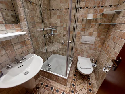 Badezimmer-2 in Antikmarmor mit Dusche und Zugang vom Flur