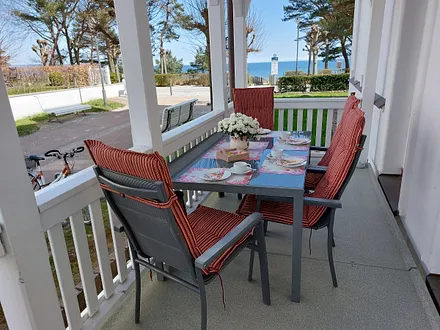 Für 6 Personen möblierter Balkon mit seitlichem Ostseeblick