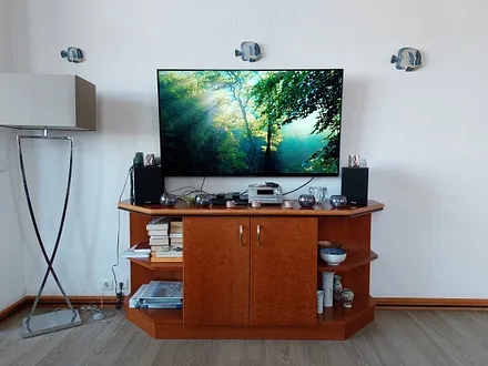 Blick von der Wohnlandschaft zum kompletten TV-Bereich