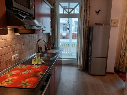 Offene Küche mit Kühl-/Gefrier-Kombination, Ceranfeld, Backofen und Geschriispüler. Sie verfügt ebenfalls über einen Balkonzugang.