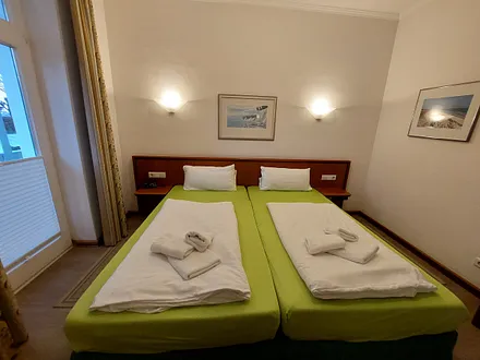 Schlafzimmer-1 mit 2 Betten in den Maßen 1,00 m x 2,00 m und separatem Zugang zum Badezimmer-1, Ankleidezimmer und Balkon