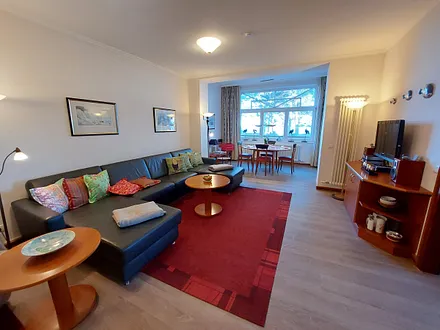 Hochwertiges Leder-Sofa in Form einer Wohnlandschaft mit vorgelagertem Essbereich 