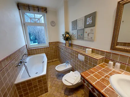 Badezimmer-1 in Antikmarmor mit Badewanne und Bidet; mit Zugang vom Schlafzimmer-1 