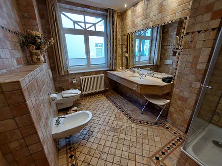 Großes Badezimmer-2 in Antikmarmor mit Dusche und Bidet, mit Zugang vom Flur