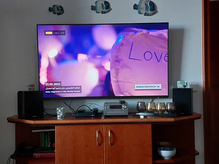 Komplette TV-Anlage gegenüber der Wohnlandschaft