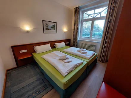 Schlafzimmer-1 mit 2 Betten, in den Maßen 1,00 x 2,00 m mit separatem Zugang zum Badezimmer-1