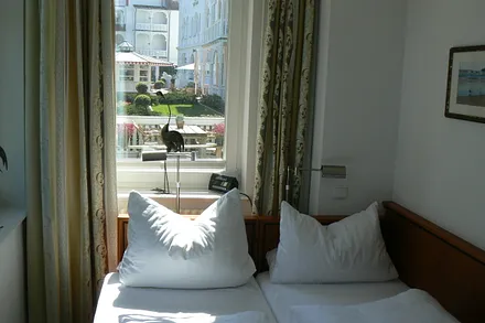 Das kleine, helle Schlafzimmer-2 ist funktionell und eine Option für Kuschelfans! Es hat zwei Betten in 0,80 x 2,00 m. Lassen Sie sich durch einmalige Sonnenaufgänge über der Ostsee verzaubern!